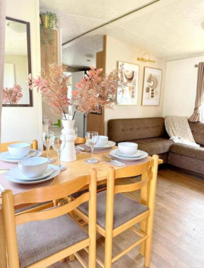 Harwich - Caravan - Sleeps 10 - Garden - Pool